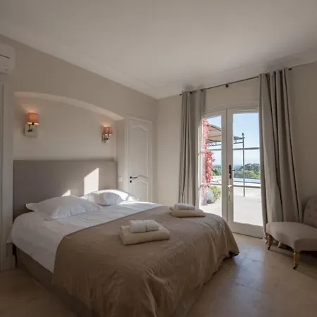 Вилла Eau Blanche Golf De St Tropez